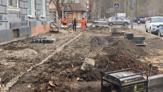 Депутаты взяли на контроль ремонт тротуаров в Кировском районе