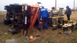 Под Балашовом опрокинувшийся автокран придавил ноги водителю