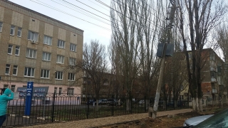 На Антонова саратовцам угрожает "висящий на проводах" столб