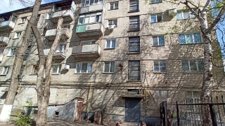 Брошенный с верхнего этажа мусор повредил руку пенсионерки