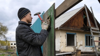 Правильный забор и стриженая трава спасут дачу от огня