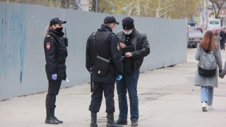 "Спал на лавочке, каталась на качелях, ехал по трассе, стоял у дома". Новые решения судов