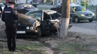 Балаковский водитель превысил скорость и уничтожил свою иномарку