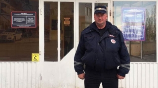 Сотрудники ГИБДД спасли жизнь упавшему с моста в Волгу мужчине