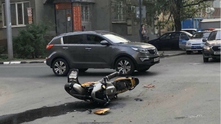 В центре Саратова столкнулись мотоцикл и "двенадцатая". Мотоциклист в больнице