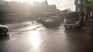 В центре Саратова столкнулись "Волга" и "двенадцатая"