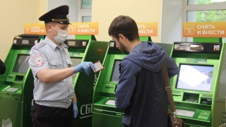 Полиция нашла в "Магните" и "Сбербанке" саратовцев без масок
