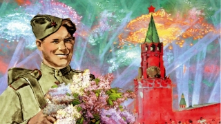 День Победы. На площади у ДК "Россия" звучат военные стихи и песни