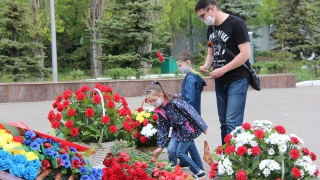 День Победы. Саратовцы несут цветы на Соколовую гору