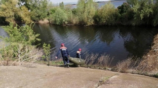 В районе Сазанки спасатели достали из воды утопленника