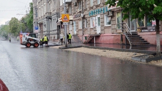 Очевидец: в центре Саратова дорожники укладывали асфальт под дождем