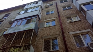 Саратовец упал с балкона третьего этажа и сбежал от медиков