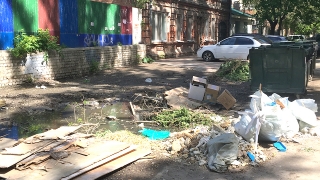 Саратовцы жалуются на свалку рядом с детсадом на Челюскинцев