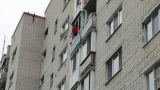 Жителя Энгельса уговорили слезть с балкона седьмого этажа
