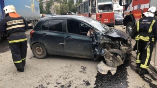 На Танкистов "Тойота" врезалась в припаркованный "Вольво"
