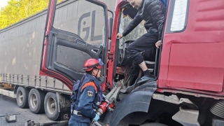 Под Хвалынском грузовик врезался в фуру. Водитель в больнице