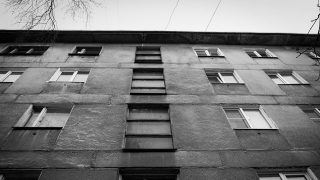 В результате падения с крыши дома погибла саратовская школьница