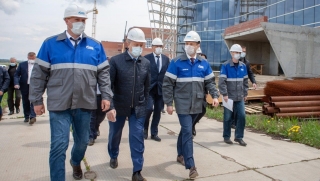 Валерий Радаев посетил строящийся спорткомплекс в Солнечном