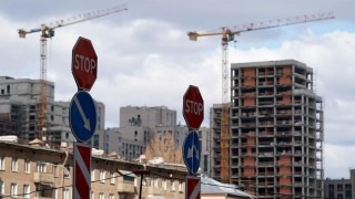 Потерявших работу призывают идти на стройки и в благоустройство