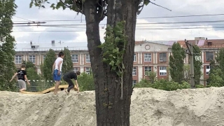 Саратовцы переживают за детей на горах песка у Трофимовского моста
