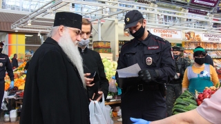 Полицейские попросили митрополита Лонгина надеть маску на рынке
