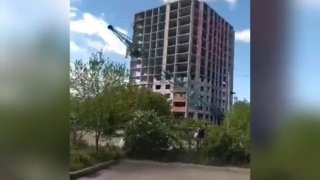 В Саратове на заброшенной стройке упал башенный кран. Видео