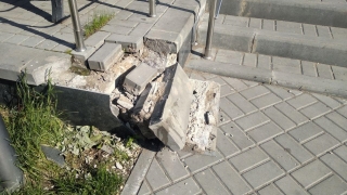 На площади перед Саратовским тюзом отвалились куски бордюра и плитки