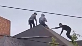 В Ленинском районе дети гуляют по крыше недостроя