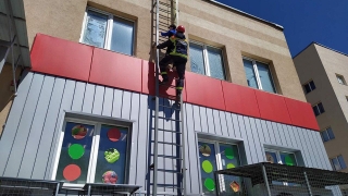В Саратове спасатели сняли ребенка с крыши трехэтажного здания