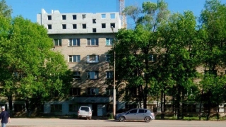 В Энгельсе пенсионерку из аварийного общежития выселяют на улицу