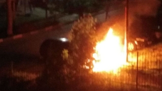 Во дворе на Барнаульской взорвался и загорелся "Опель"