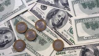 Впервые с 6 марта курс доллара опустился ниже 70 рублей