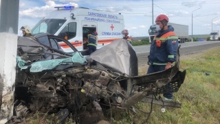 На трассе под Саратовом такси врезалось в столб. Пассажирка погибла