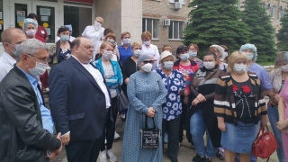 СOVID-19. Министр потребовал от больницы заплатить протестующим медикам