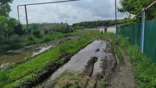 Утопающие в грязи жители райцентра просят построить дороги