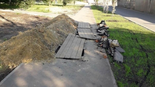 На Лунной новый тротуар "продержался менее месяца"