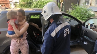 В центре Саратова спасатели вызволили двухлетнего мальчика из запертой машины