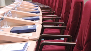 Депутаты получат право отсутствовать на рабочем месте. Дискуссия в думе