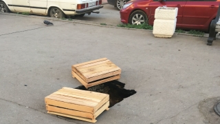Посреди бульвара в Солнечном-2 зияет дыра в асфальте