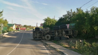 Под Саратовом перевернулся цементовоз. Водитель в больнице