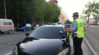 В центре Саратова сотрудники ГИБДД остановили 63 нарушителей