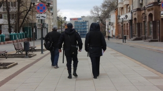 На Волжской мужчина ударил ногой в живот полицейского