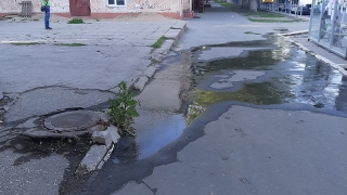 В Заводском районе "жуткая вонь" заставляет прохожих затыкать носы