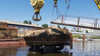 Со дна Волги рядом с новым пляжем подняли затонувший 40 лет назад буксир