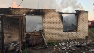 На пожаре в Розовке погибли мать и дочь. Отец не смог их спасти из-за запертой двери