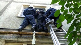 В Саратове пенсионер вышел из дома через окно. Понадобилась помощь спасателей