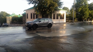 В центре Саратова перекресток затопило коммунальными водами