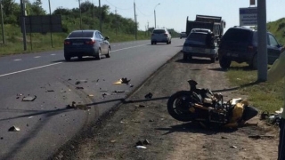 Мотоциклист попал в аварию на загородной дороге