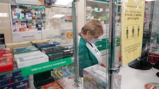 Выручка российских аптек упала на 14%