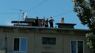 Дети "отдыхают" на крыше пятиэтажки в Заводском районе